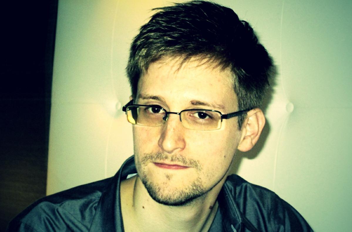 Snowden, exconsultor de la Agencia de Seguridad Nacional (NSA) estadounidense y exagente de la Agencia Central de Inteligencia (CIA), está buscado por haber filtrado a la prensa la existencia de programas de los gobiernos de Estados Unidos y Gran Bretaña para vigilar el tráfico de internet y las llamadas telefónicas.