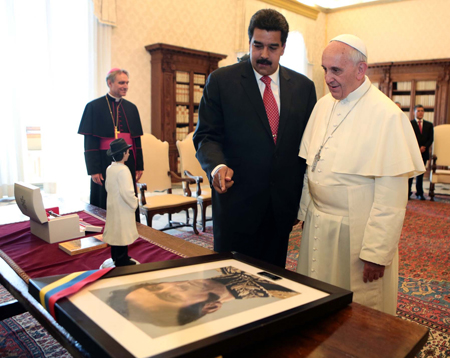 "Es un honor conocerlo. Me impresiona mucho. Estoy feliz de estar aquí y sobre todo de conocerlo. Gracias por todo lo que está haciendo", le dijo Maduro a Francisco.