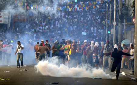 Miles de manifestantes se congregaron para una nueva ronda de protestas masivas ayer en Brasil. Desde la semana pasada, miles de personas han salido a las calles para expresar su descontento por la mala calidad de los servicios públicos y la corrupción gubernamental. La policía acordonó el emblemático estadio Maracaná de Río de Janeiro y bloqueó el acceso a los manifestantes durante el partido de la Copa Confederaciones entre España y Tahití.