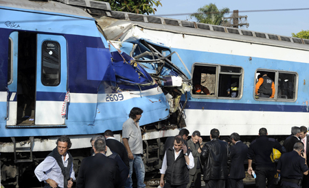 Pasajeros heridos esperan ser trasladados al hospital luego de un choque de trenes en la localidad de Castelar en las afueras de Buenos Aires.