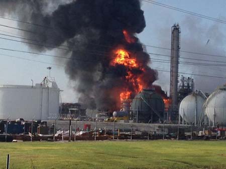 Inspectores gubernamentales no han detectado niveles peligrosos de emisiones de la explosión y del incendio de propileno petroquímico en la en la planta química Williams Olefins.