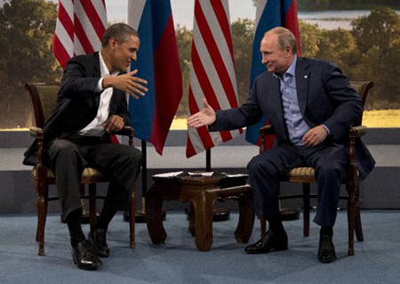 El presidente estadounidense Barack Obama y su colega ruso Vladimir Putin estrechan sus manos en Enniskillen, Irlanda del Norte, el lunes 17 de junio de 2013.