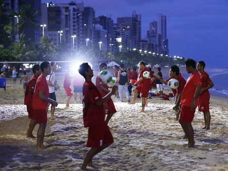 Los tahitianos coparon la playa de Recife anoche