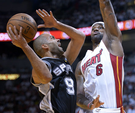 Parker le dio una clase de fútbol al Heat en el primero de la final