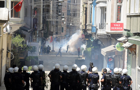 Los manifestantes pidieron que la policía deje de utilizar gases lacrimógenos y que se respete más la libertad de expresión en el país