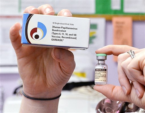Una enfermera sostiene un frasco y una caja de la vacuna contra el virus de papiloma humano en una clínica en Kinston, Carolina del Norte