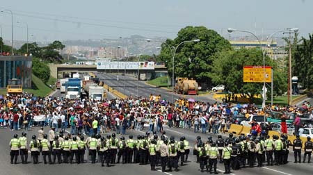 Cientos de estudiantes de la Universidad Central de Venezuela y la Universidad Simón Bolívar, escenificaron una protesta cortando el tráfico en la autopista del este, en Caracas.