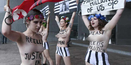 Activistas de Femen en Bruselas, Bélgica, se manifiestan semidesnudas frente al Parlamento Europeo contra el arresto de trece compañeras en Túnez