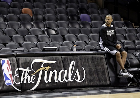 Tony Parker está en duda para el partido de este jueves. AP / David J. Phillip