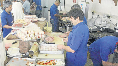 Para algunos empleados la ley no los favorece plenamente. Los días no trabajados han dejado de percibir ingresos por comisiones y el ticket alimentación