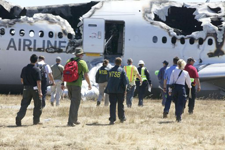 En esta imagen suministrada por la Junta Nacional de Seguridad en el Transporte, los investigadores examinan el 7 de julio del 2013 los restos del avión de Asiana que se estrelló un día antes en el aeropuerto de San Francisco.