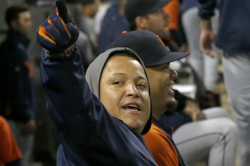 Cabrera se la pasó echando broma, de buen humor, en la banca de los Tigres. AP / Charles Rex Arbogast