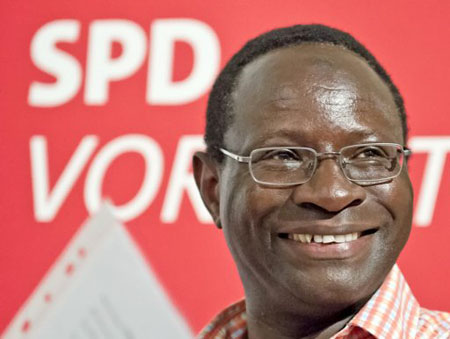 Foto del 25 de julio del 2013 de Karamba Diaby, candidato del Partido Social Demócrata alemán en Halle, Alemania.