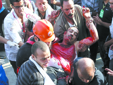 Al menos 51 personas murieron el lunes en Egipto cuando las Fuerzas Armadas abrieron fuego contra manifestantes que respaldan al derrocado presidente Mohamed Mursi, en el peor incidente desde que los militares sacaron al líder islamista del poder hace cinco días. Manifestantes dijeron que las agresiones comenzaron durante las oraciones de la mañana fuera del complejo donde se cree que Mursi está detenido. Los Hermanos Musulmanes instaron a los egipcios a levantarse contra el Ejército, al que acusaron de llevar adelante un golpe militar para destituir al líder electo democráticamente.