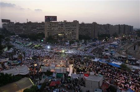 Partidarios del ex presidente egipcio Mohamed Mursi durante los rezos matutinos en la plaza Rabaa Adawiya en El Cairo.