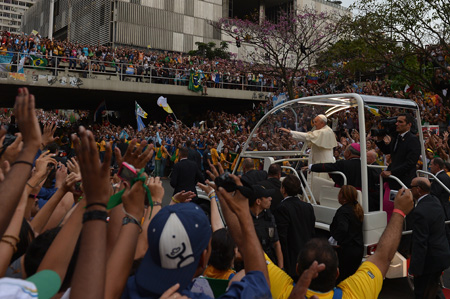 La multitud en delirio rodeaba al Papamóvil, mientras el Papa Francisco, tranquilo, saludaba a todos con una sonrisa.