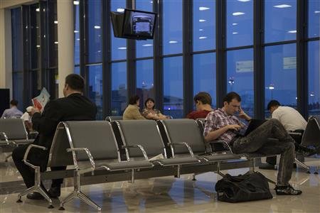 Imagen de archivo de unas personas en la sala de pasajeros en tránsito del aeropuerto de Sheremetyevo en Moscú, el 26 de junio de 2013.