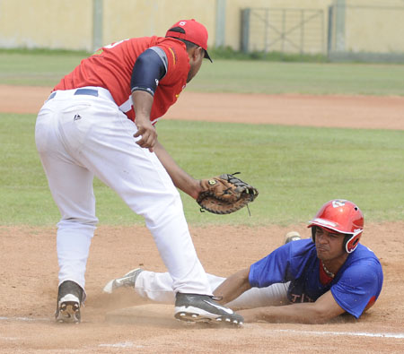 Los Titantes de la Unefa tuvieron mucho movimiento en las bases ante Rojos de Lara