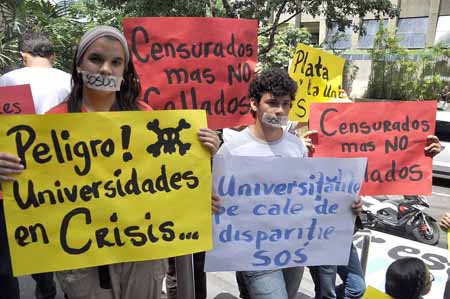 Este jueves el movimiento estudiantil de la Universidad Central de Venezuela protestó de manera silenciosa, con pancartas en distintos idiomas, frente a la sede de una agencia de noticias para exigirle al medio internacional que muestre la realidad sobre la crisis universitaria del país, la cual consideran es ignorada por la gran mayoría de los países. Emerson Cabañas, presidente adjunto de la FCU-UCV expresó que desean que el mundo se entere de las protestas y la crisis universitaria que vive el país, la cual calificó de la más aguda de los últimos tiempos.