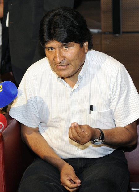 El presidente de Bolivia Evo Morales dialoga con periodistas en el aeropuerto Schwechat de Viena, Austria, el miércoles 3 de julio de 2013.
