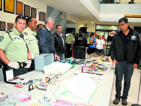 15 delincuentes portando armas largas desvalijaron dos joyerías en el Centro Lido. Los sujetos habían sometido a 11 personas entre vigilantes y empresarios extranjeros, para cargar con dinero y joyas. Parte del botín fue recuperado y uno de los malandros fue abatido por Polichacao, mientras que otros dos resultaron detenidos tras una persecución, informó el alcalde Emilio Graterón, en la gráfica.