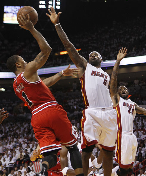 LeBron James espera a Derrick Rose en Miami. AP / Lynne Sladky