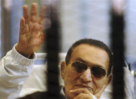 Sin confirmar que Mubarak sería liberado, una fuente judicial dijo que el ex líder pasará otras dos semanas detrás de las rejas.