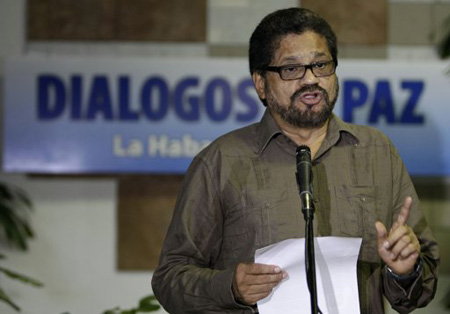 Iván Márquez, jefe negociador de las Fuerzas Armadas Revolucionarias de Colombia (FARC), habla con periodistas antes de la reanudación del diálogo con el gobierno de Juan Manuel Santos en La Habana, Cuba, el lunes 19 de agosto de 2013