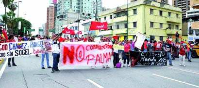 car3-chavistas protestan en sede del psuv imposiciones de candidatos3web