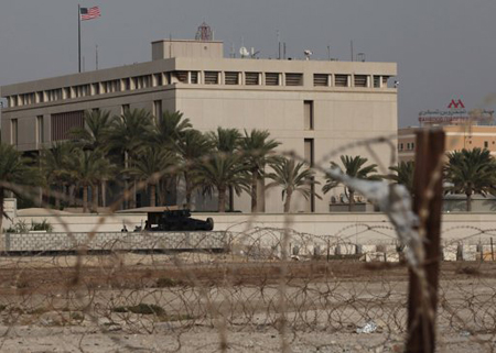 Un vehículo blindado de personal en Bahrein refuerza la seguridad de la embajada estadounidense en Manama, Bahrein, el domingo 4 de agosto de 2013.