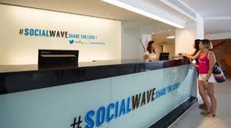 Hotel Sol Wave House, está ubicado en España, y brinda la “Twitter experience”, para los adictos a la red social