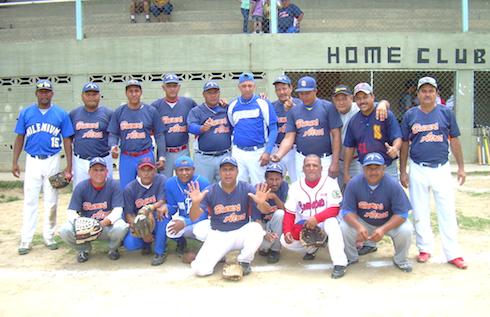 El equipo campeón posó para la prensa