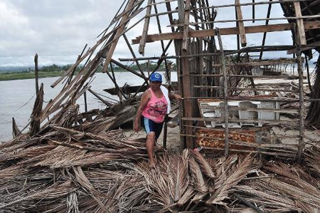 Una mujer revisa un restaurante destruido en una playa cercana a Acapulco, en el estado de Guerrero en México
AFP / CLAUDIO VARGAS