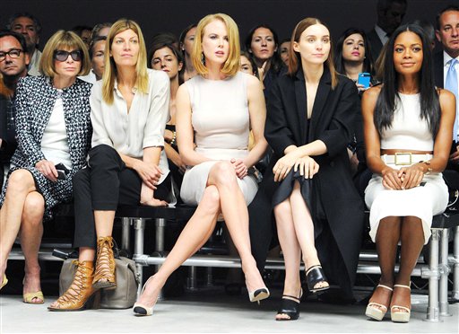 De izquierda a derecha Anna Wintour, Virginia Smith, Nicole Kidman, Rooney Mara y Naomie Harris en el desfile de la colección primavera 2014 de Calvin Klein en la Semana de la Moda de Nueva York en una fotografía del 12 de septiembre de 2013. (Foto AP/Calvin Klein Collection, Billy Farrell)