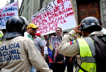 Este lunes se registraron dos protestas en Caracas, una en las adyacencias de la Vicepresidencia de la República, protagonizada por trabajadores de Helados EFE reclamando la falta de respuesta ante la discusión del contrato colectivo; la otra fue de jubilados y pensionados de la Cantv, quienes exigieron el reajuste de su beneficio y la cancelación del bono de alimentación.