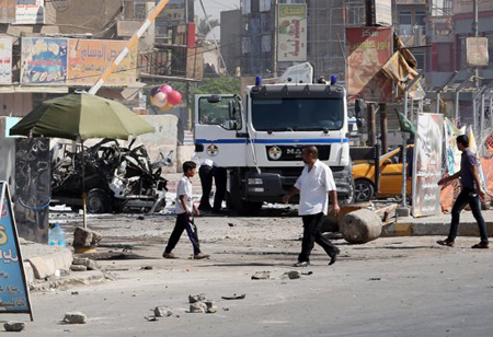 Ciudadanos inspeccionan el lugar donde hubo un atentado con coche bomba en Bagdad, Irak, el lunes 30 de septiembre de 2013.
AP / KHALID MOHAMMED