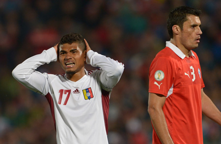 La Vinotinto dejó las esperanzas en Chile y un 3-0 lapidario deja a Venezuela fuera de Brasil. Con un gol al minuto 10, otro al minuto 30, y un tercero marcado de cabeza por Arturo Vidal, Chile acabó con el encuentro y el sueño venezolano, de estar presente en el Mundial Brasil 2014. El próximo encuentro de la selección criolla será la noche del martes 10 en Puerto la Cruz ante el combinado del Perú. En la foto el mediocampista César González, evidencia su frustración ante el aguerrido juego de los australes.