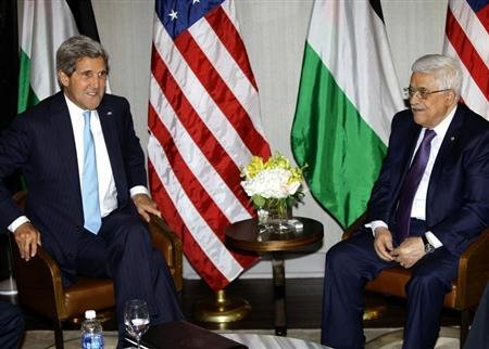 LEY/ISRAEL PALESTINOS  El secretario de Estado estadounidense, John Kerry (I) habla con el presidente de la Autoridad Palestina, Mahmud Abas, en Nueva York.