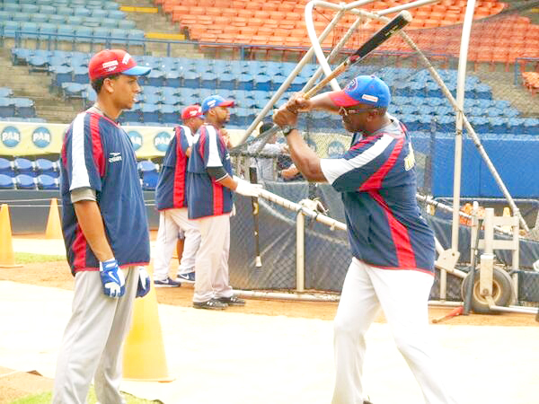 Julio Franco, entrenador de los Tiburones de La Guaira, compartiendo el entrenamiento con su hijo Joshua