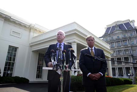 "Si el Congreso rechaza una resolución como esta después de que el presidente de Estados Unidos ya se comprometió a tomar acciones, las consecuencias serían catastróficas", dijo McCain a periodistas después de la reunión en la Casa Blanca.