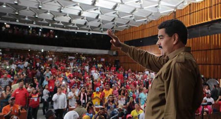 Maduro aseguró que le dará "paz, estabilidad y tranquilidad" al país y derrotará "todos los procesos de desestabilización que tiene la derecha fascista, uno por uno".