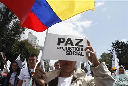 En la imagen de archivo, un colombiano sostiene un cartel en una manifestación en Bogotá, el 9 de abril de 2013.