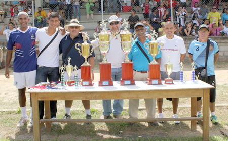 En la gráfica la premiación del octavo Mundialito de Fútbol Menor efectuado en Guatire, con la presencia de Aquilino López, Guido Blanco y Jorge Ruiz, entre otros