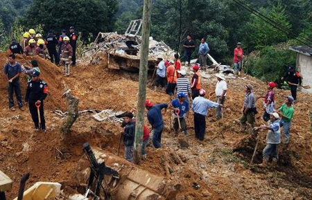 Rescatistas trabajan buscando sobrevivientes en la comunidad de Altotonga, en el estado de Veracruz, en México. AFP / KORAL CARBALLO 