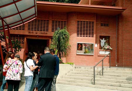 Delincuente cometieron un robo en la iglesia Nuestra Señora de la Caridad del Cobre, en Santa Paula, municipio Baruta este domingo al finalizar la última misa del día. El párroco Manuel Díaz Álvarez fue golpeado en la cabeza por los ladrones. Los delincuentes se apoderaron de dinero de las ofrendas y objetos de valor, todo para un estimado de Bs. 12 mil. Se llevaron también, unos 5 mil dólares americanos y una camioneta Ford Eco Sport.