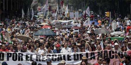 El acto de este domingo se llevó a cabo horas antes de que Peña Nieto anuncie una reforma fiscal que puede implicar  la aplicación del IVA a alimentos y medicinas