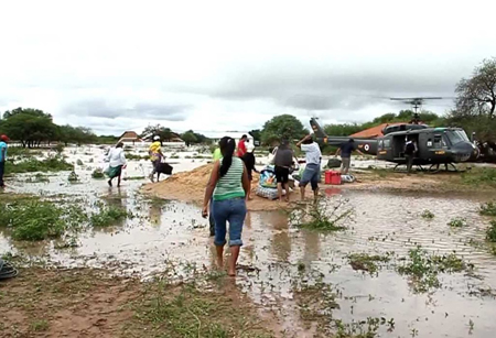 En las ciudades cercanas a la capital se dañaron miles de tejados de casas y vidrios de automóvil