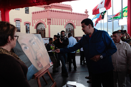 El presidente Maduro Moros aseguró este jueves que aguardan por el "momento histórico" para investigar las causas y origen de la enfermedad que causó la muerte de Hugo Chávez.