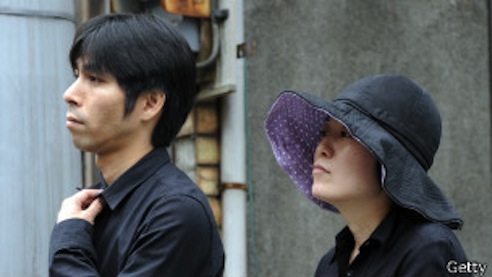 Cada vez más japoneses menores de los 40 ven las relaciones y el contacto físico como un estorbo.