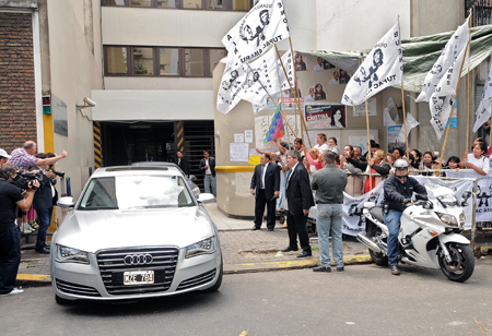 La mandataria Cristina Fernández de Kirchner, salió de la clínica en un auto oficial de vidrios oscuros que partió raudamente rodeado por la custodia oficial.
AFP / GUSTAVO FIDANZA / NA